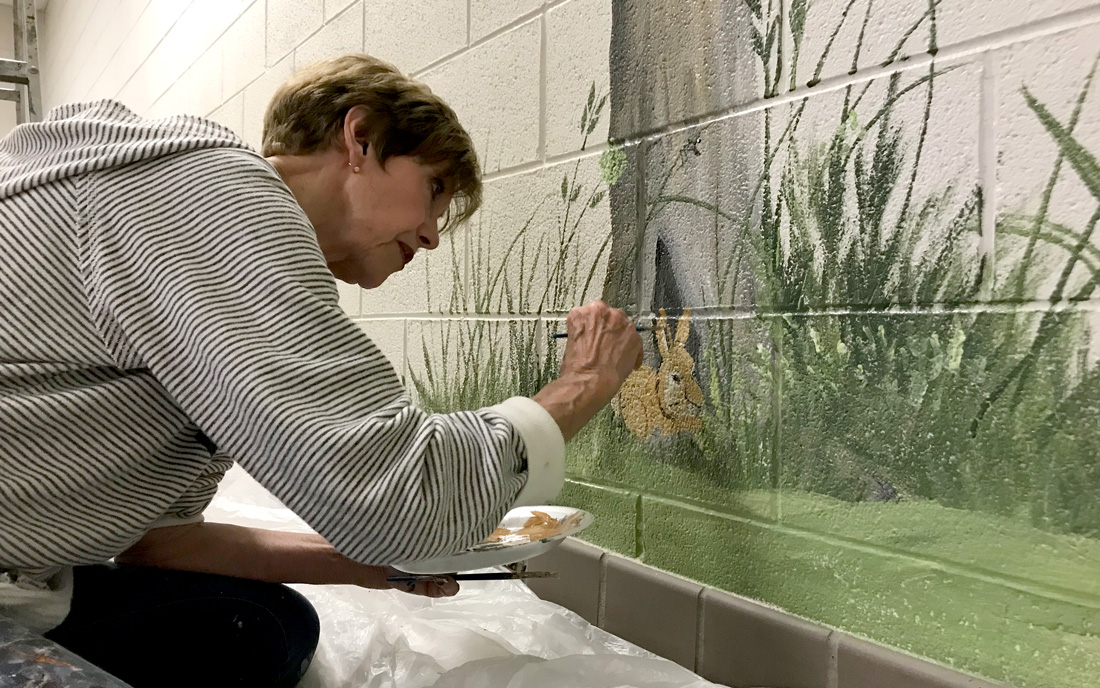 Artist Gale Hinton paints a mural at Farragut Primary School on August 14, 2018.