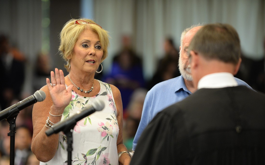 Patti Bounds takes the oath of office. 
