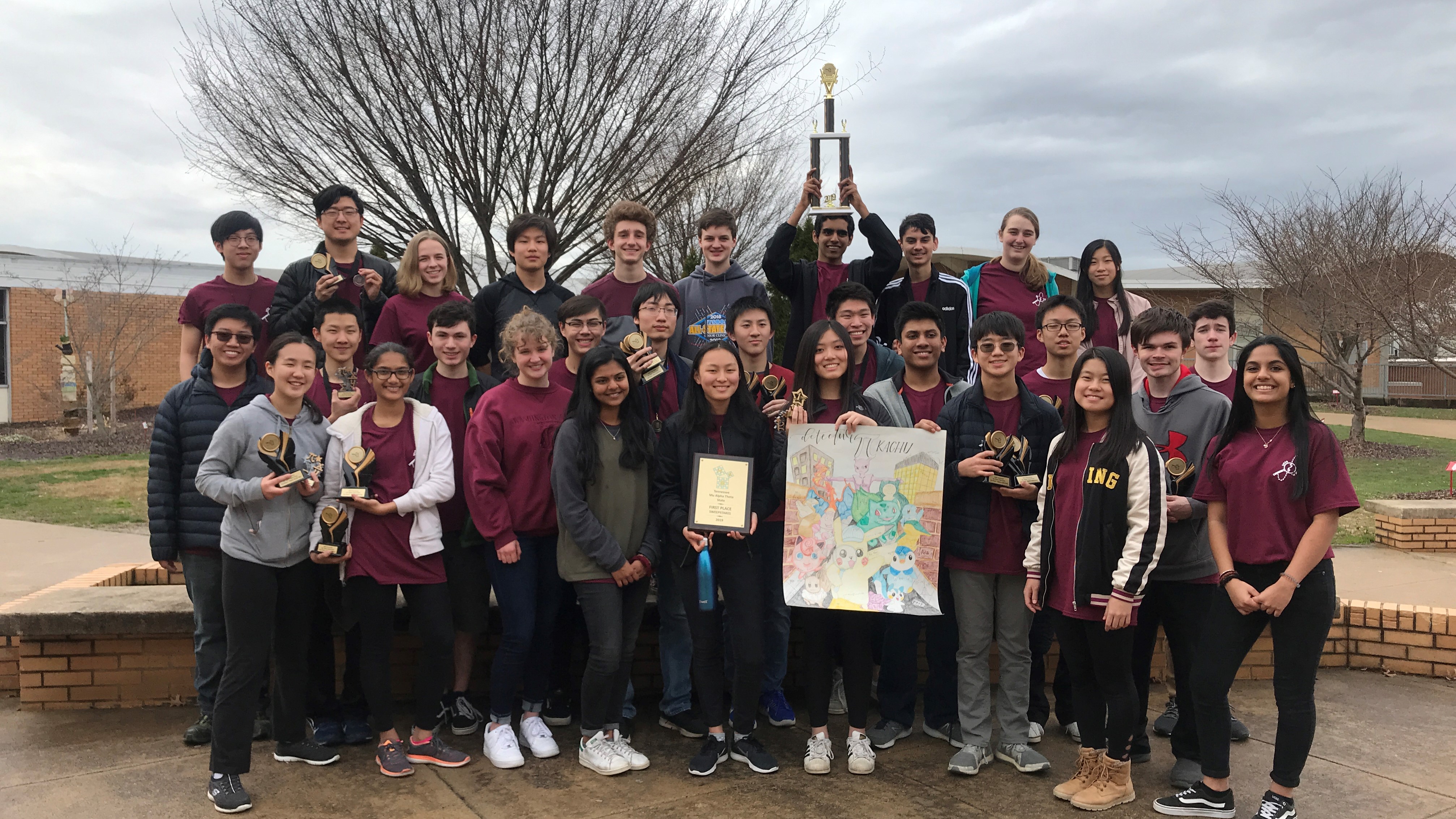 Farragut High School students pose with their trophy from the Mu Alpha Theta state convention. 